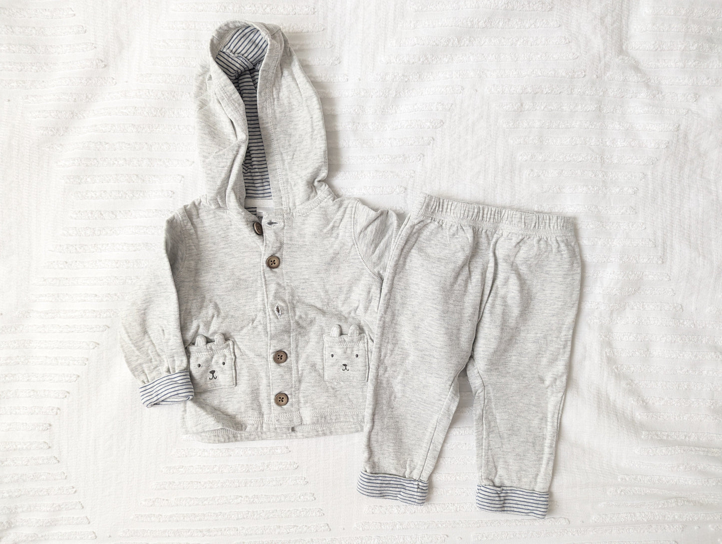 #164 - REDUCED Carter's - Gender Neutral 12 Month Outfit (EUC)
