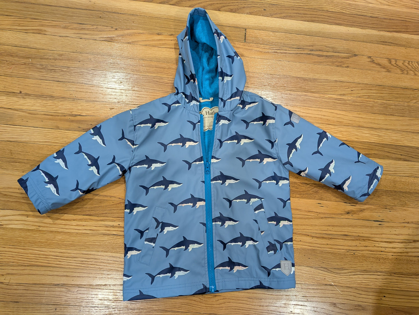 206 Hatley sz 3 shark color changing rain jacket