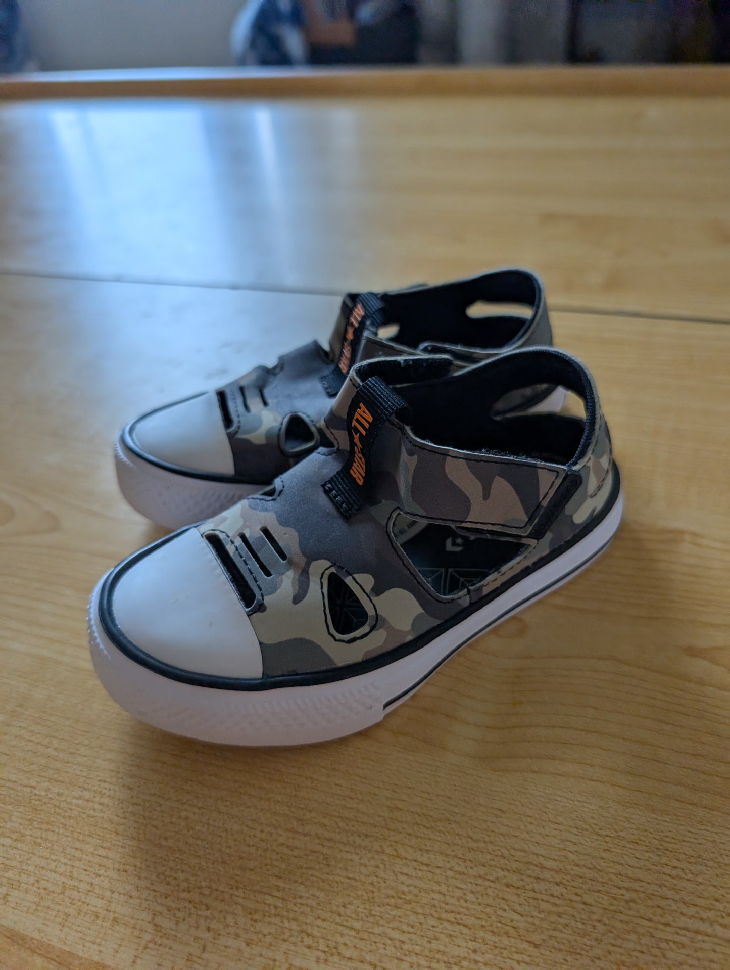 Seller 125 - Converse Sandals VGUC Boys Size 9