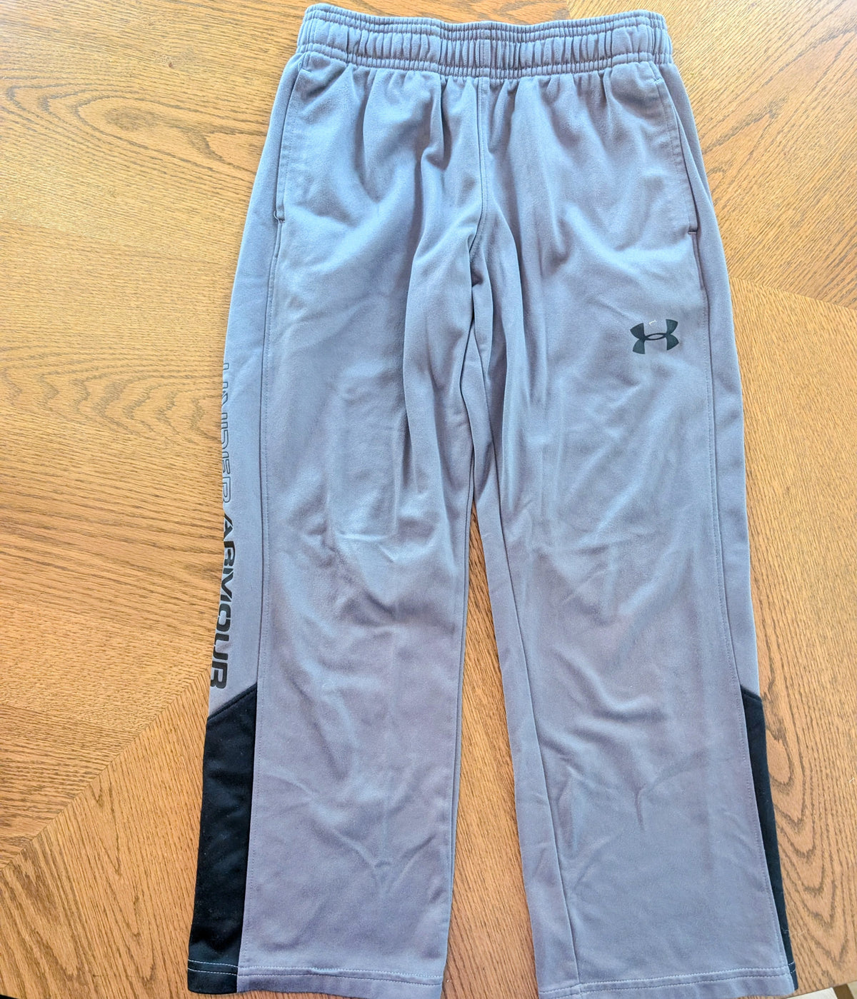#67 Under Armour Grey and Black Pants Size Youth Small