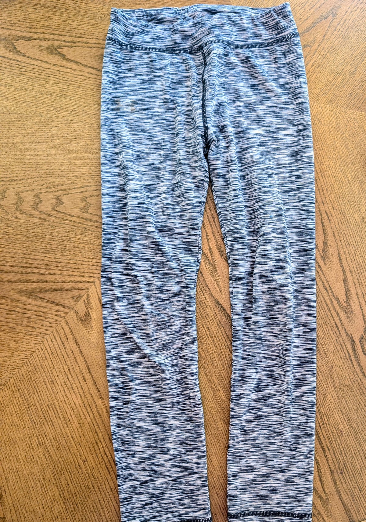 #67 GIrls Size 6x Under Armour Black and White Leggings