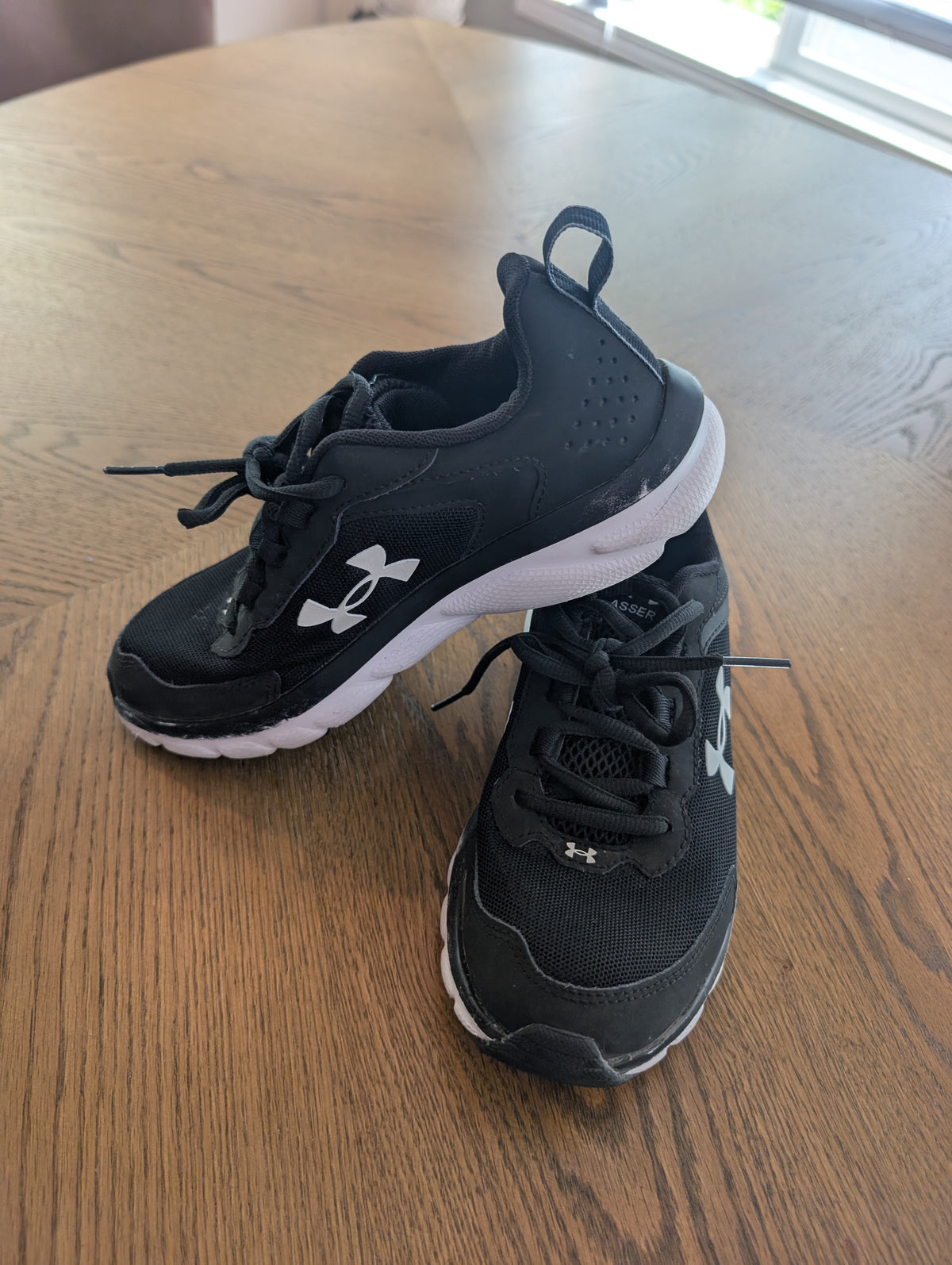 #67 Under Armour Black Gym Shoes Size Youth 4