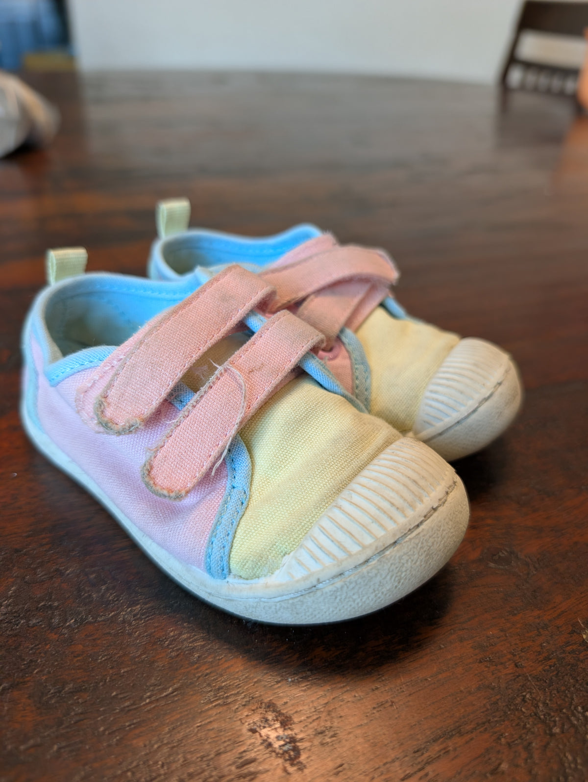 Seller 123 - Girls Size 6 Velcro Tennis Shoes