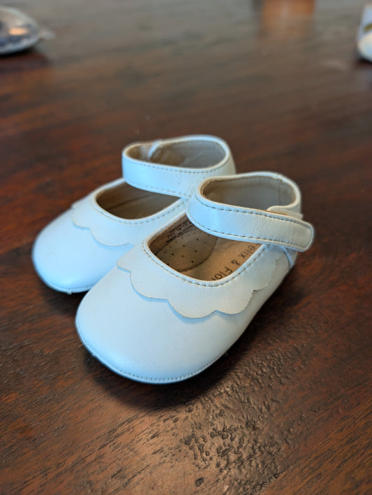Seller 123 - Girls White Dress Shoes Size 18mo EUC