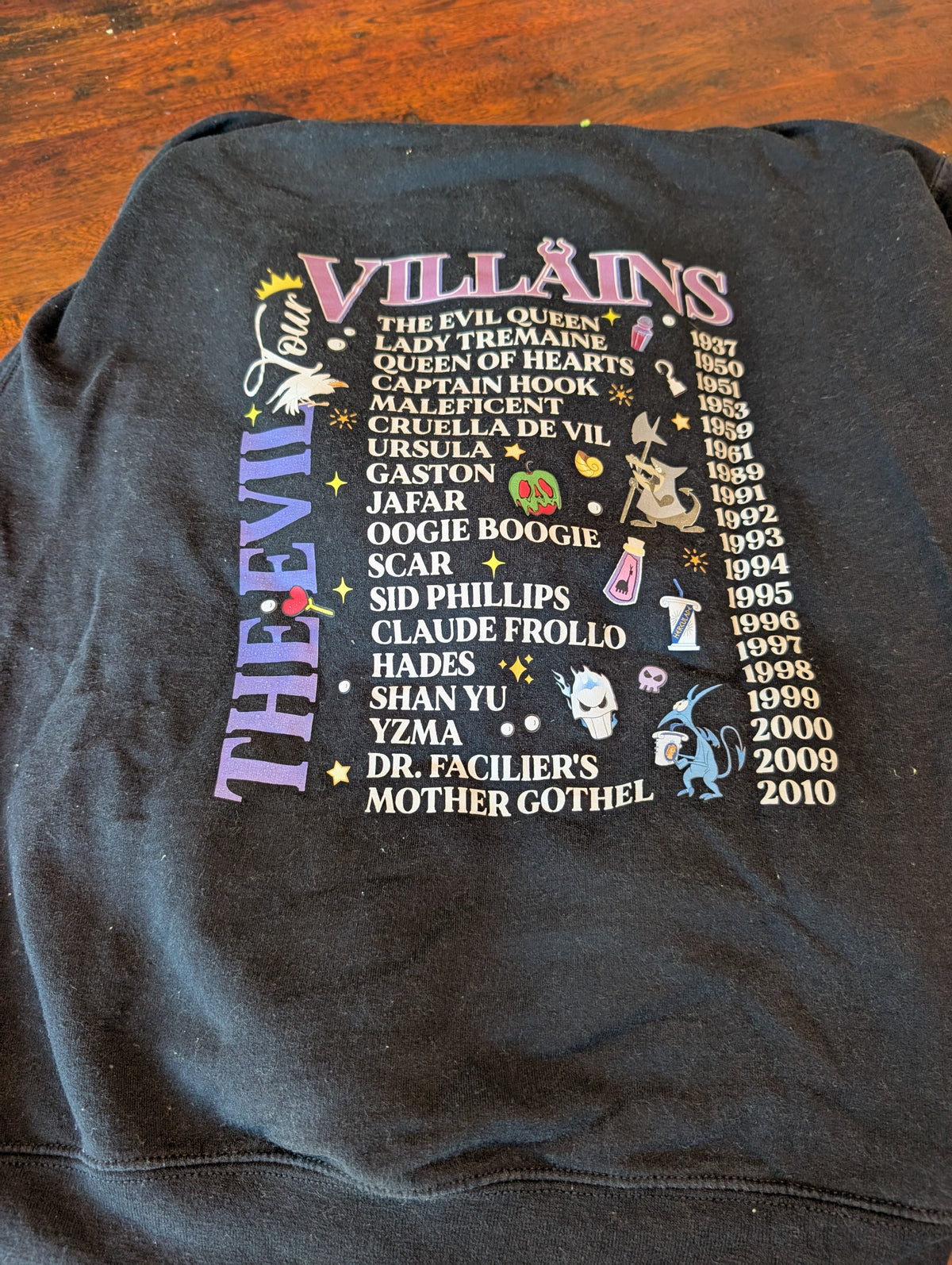 Seller 123 - Disney Villains The Evil Tour Sweatshirt Size Adult Medium