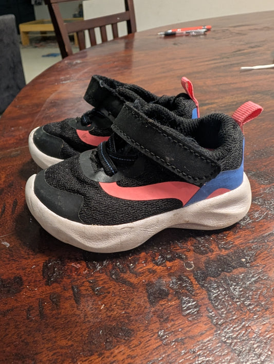 Seller 123 - Girls Tennis shoes Size 4