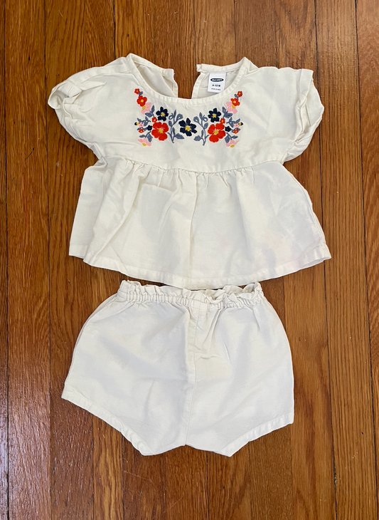 #22B Old Navy girls set - beige with embroidered flowers - size 6-12 months - EUC