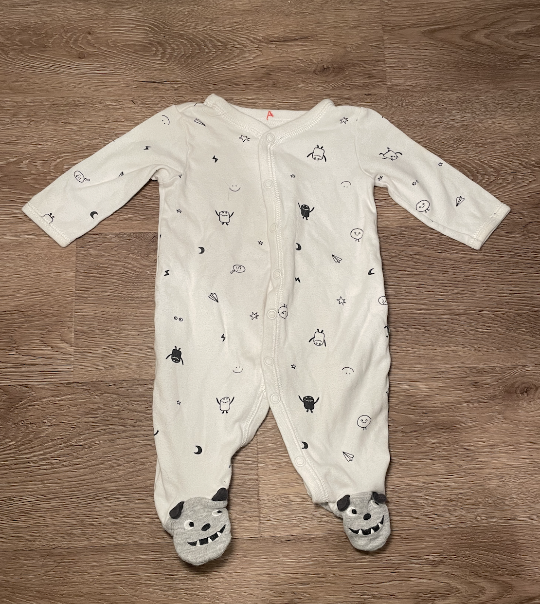 #22B White monster sleeper - size 3 months