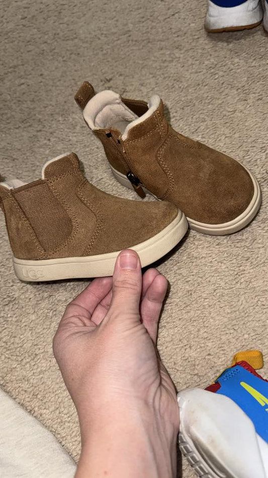 #29 Boys 6C Suede boots EUC