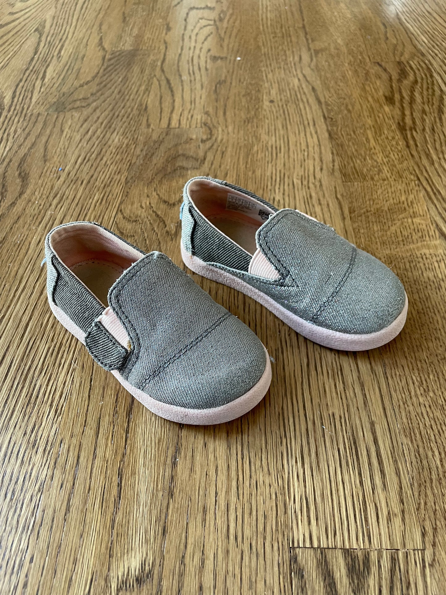 Toms Girls Shimmer Grey/Pink shoe toddler size 6