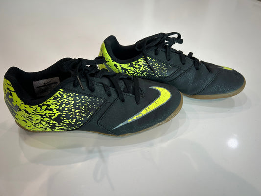 #32 Boys Soccer Turf Shoes Sz. Youth 3