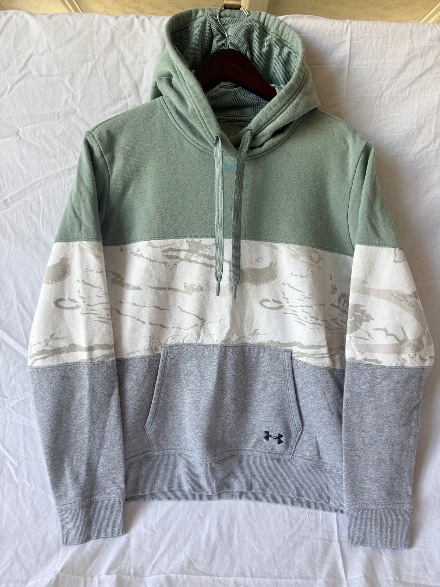 #143 Under Armour light green & camo hooded sweatshirt men’s Size Medium