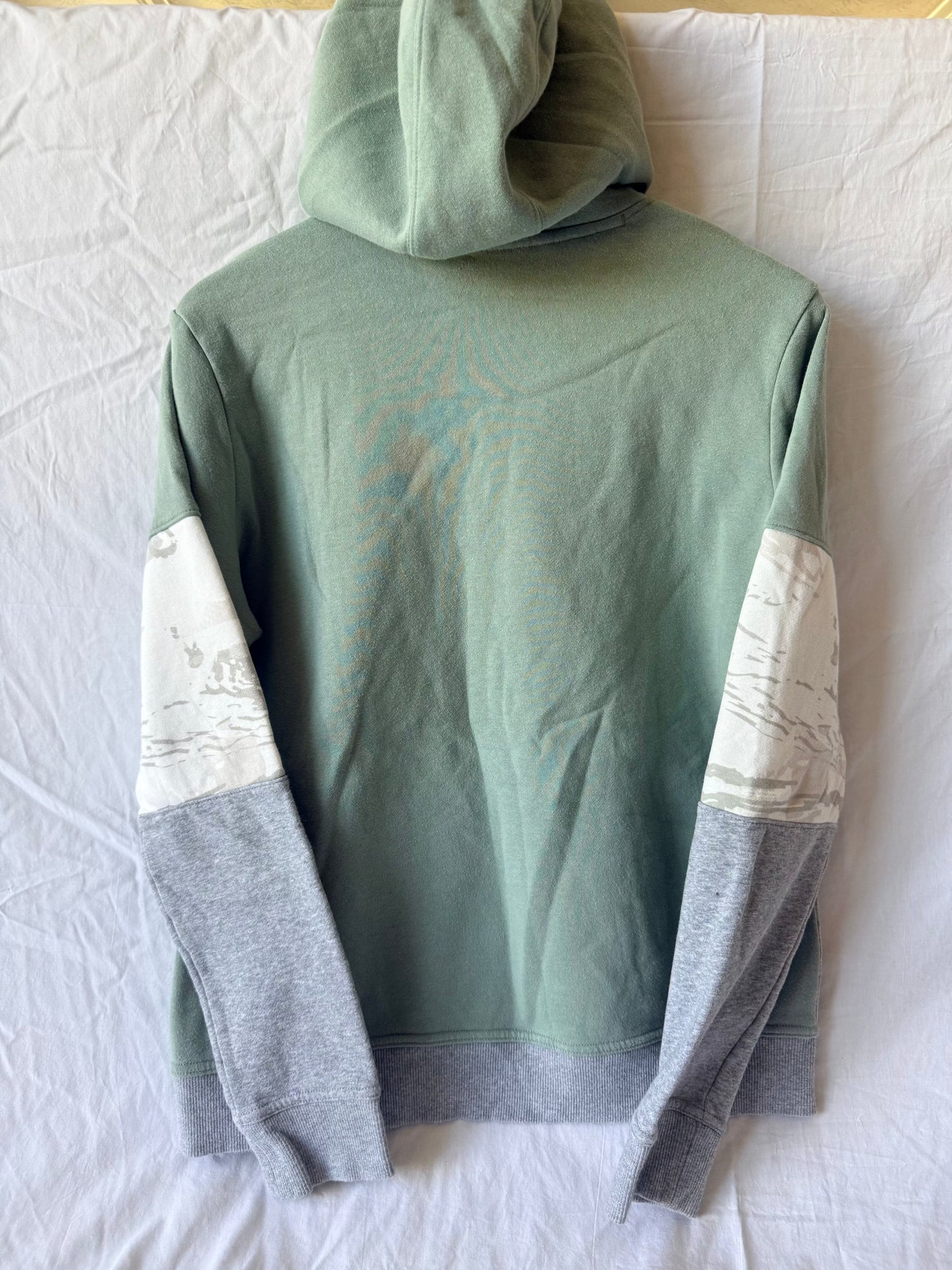 #143 Under Armour light green & camo hooded sweatshirt men’s Size Medium