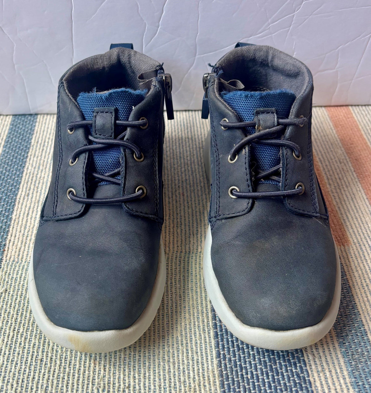 #154 Ugg Sneaker Boots Boys Size 10 GUC