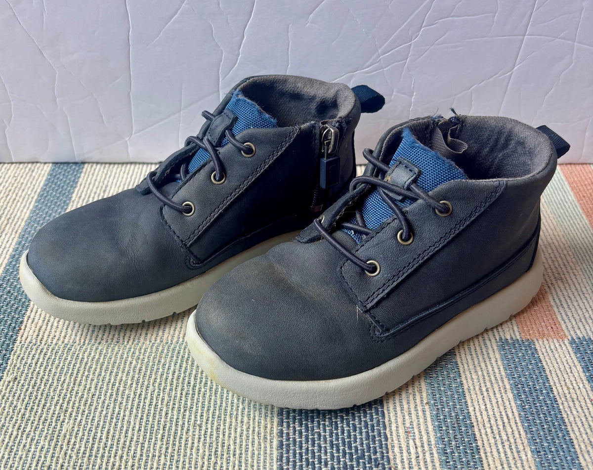 #154 Ugg Sneaker Boots Boys Size 10 GUC