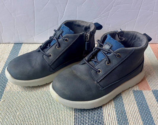 #154 Ugg Sneaker Boots Boys Size 10 GUC