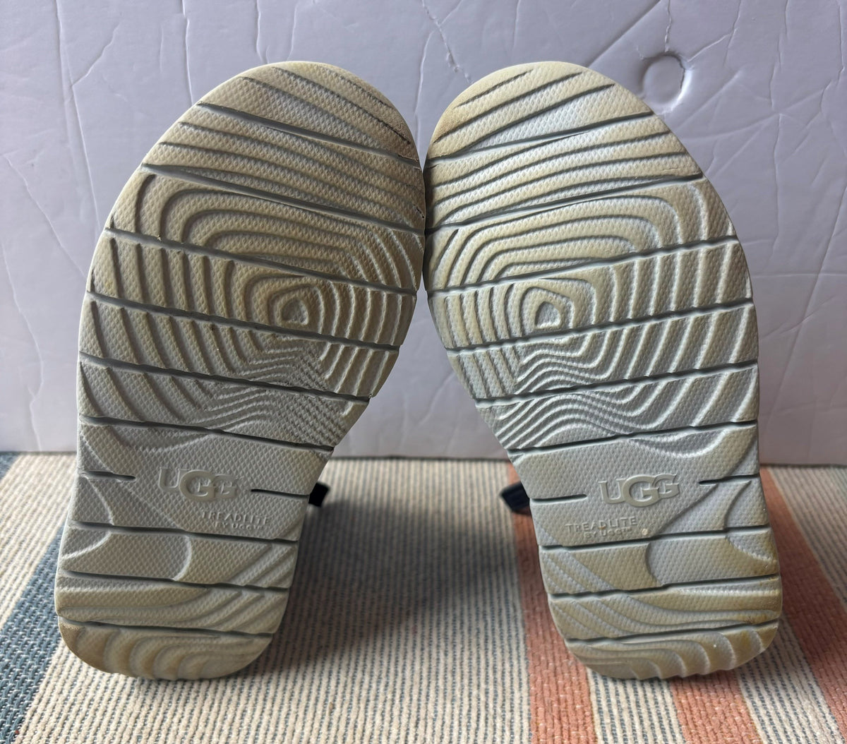 #154 Ugg Sneaker Boots Boys Size 10 GUC