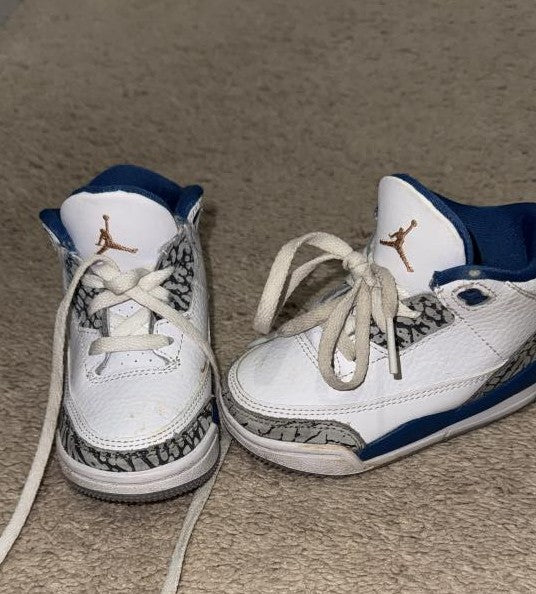 #29 Boys 6C White Nike shoes VGUC