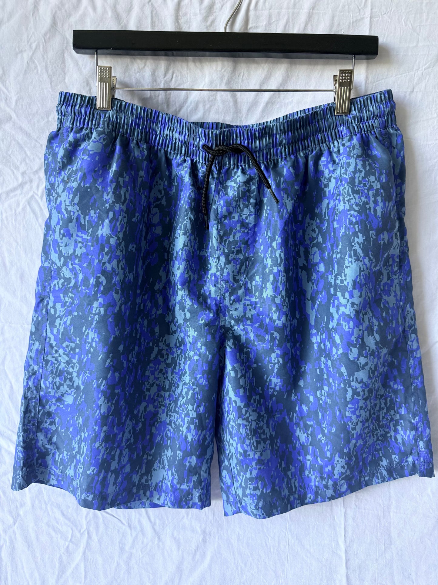 #143 Z by Zella blue print athletic shorts men’s size larger (L)